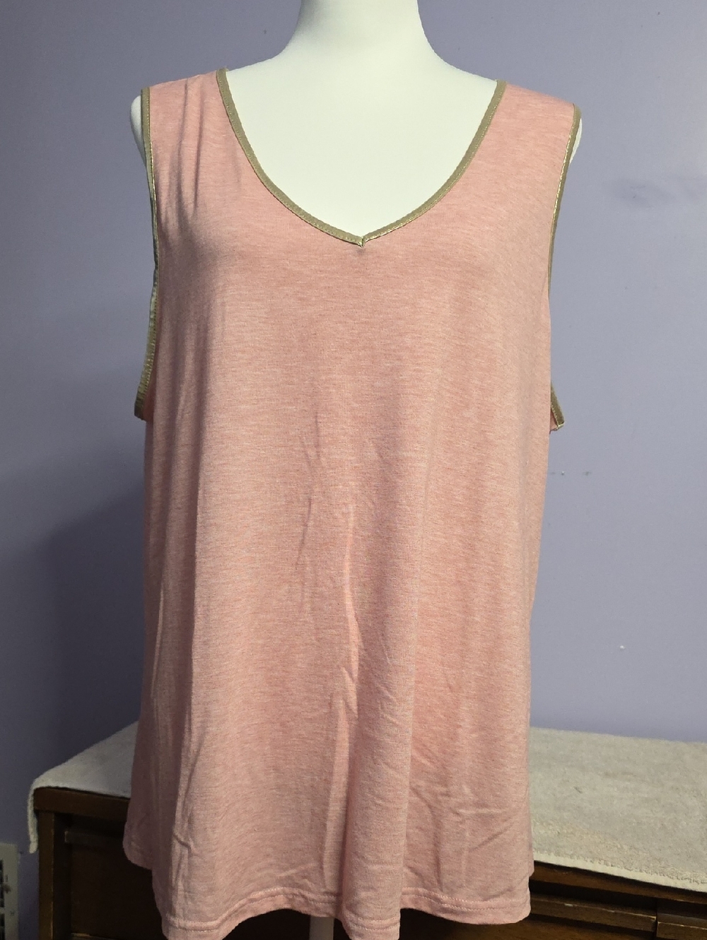 Women's Pink Sleeveless V-Neck Tank Top With Gold Trim‎